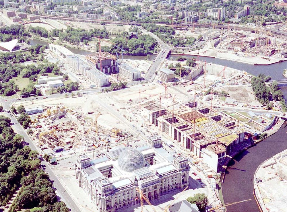 Berlin Tiergarten aus der Vogelperspektive: Umbau des Spreebogens und des Berliner Reichstages zum Regierungsviertel in Berlin.