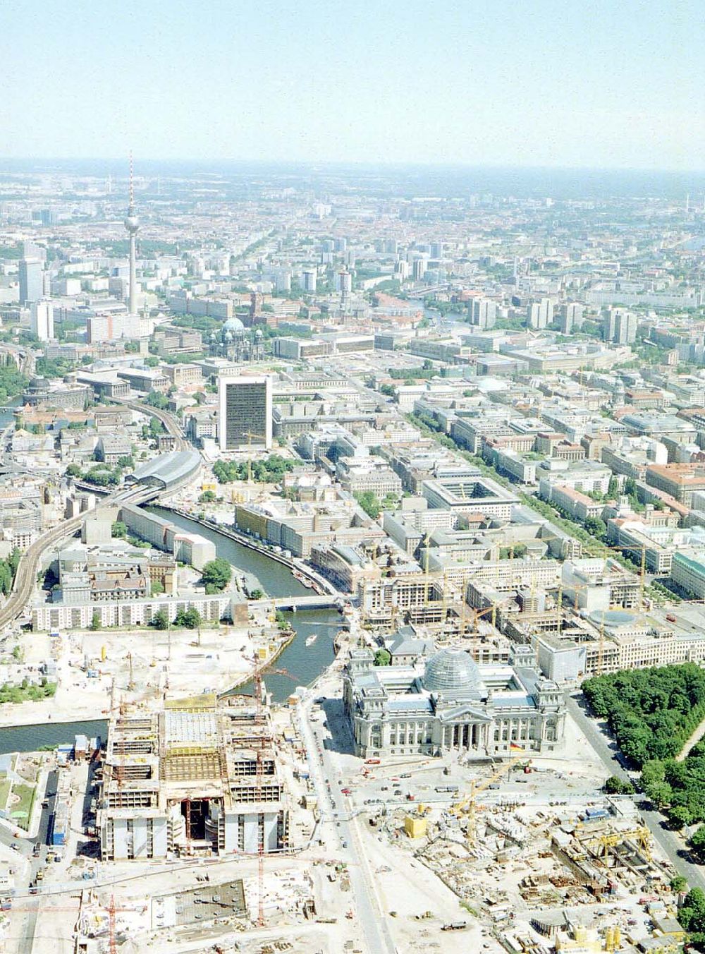 Berlin Tiergarten aus der Vogelperspektive: Umbau des Spreebogens und des Berliner Reichstages zum Regierungsviertel in Berlin.