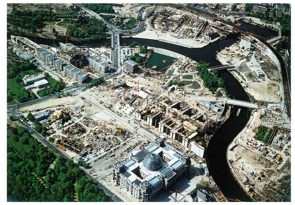 Luftaufnahme Berlin - Tiergarten - Umbau des Spreebogens mit fertigem Reichstag.