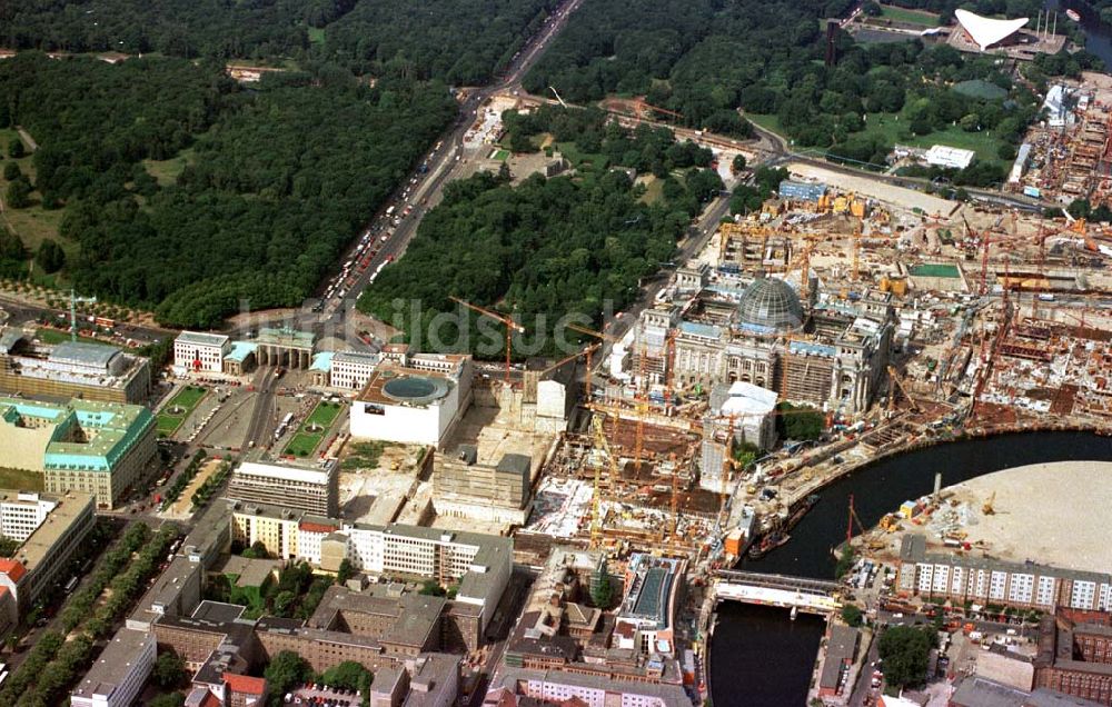 Berlin - Tiergarten von oben - Umbau des Spreebogens und des Reichstages.