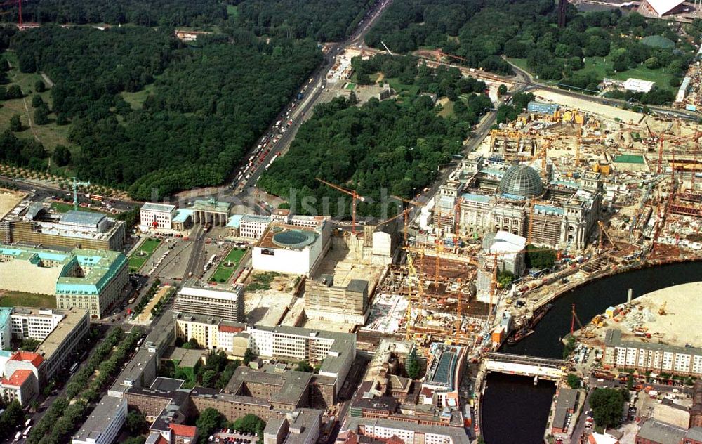 Berlin - Tiergarten aus der Vogelperspektive: Umbau des Spreebogens und des Reichstages, sowie Baustellen am Brandenburger Tor.