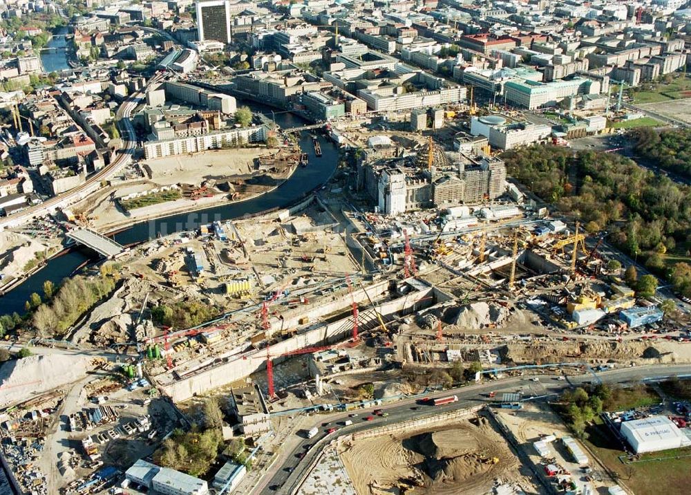 Berlin - Tiergarten von oben - Umbau des Spreebogens und des Reichstages zum Regierungsviertel.