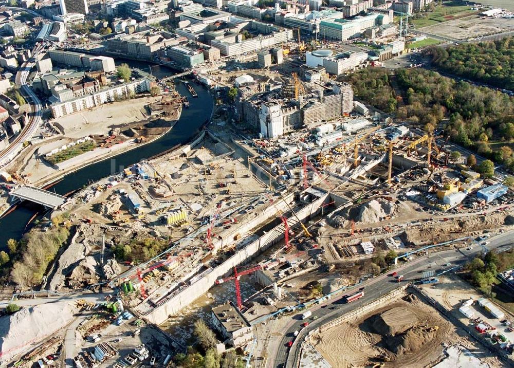 Berlin - Tiergarten aus der Vogelperspektive: Umbau des Spreebogens und des Reichstages zum Regierungsviertel.