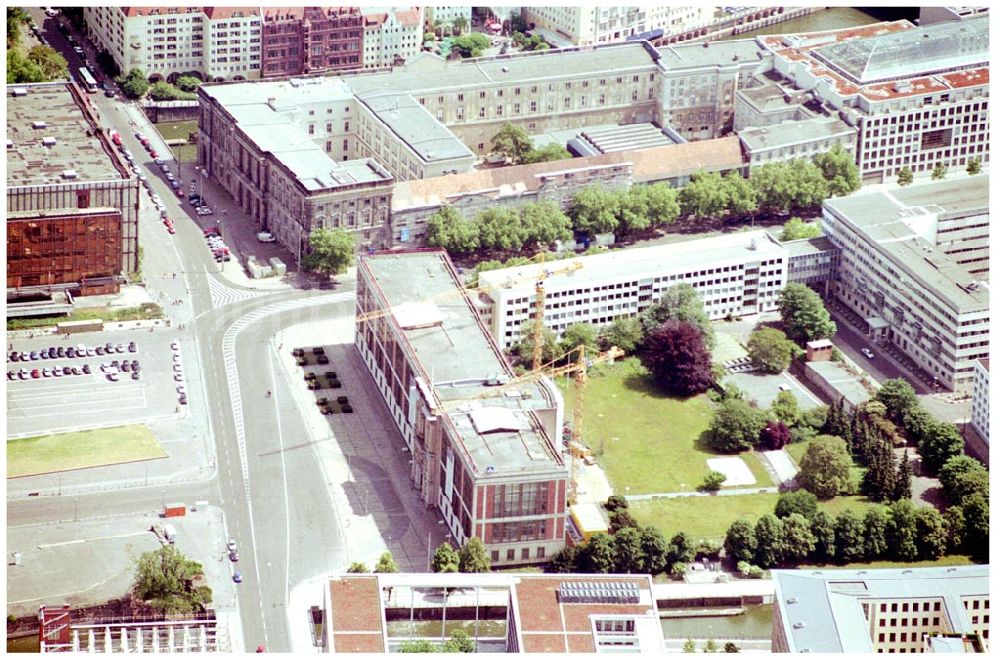 Berlin - Mitte aus der Vogelperspektive: Umbau des Staatsratsgebäudes der DDR und provisorischen Bundeskanzleramtes zum esmt Campus, einer Eliteuniversität