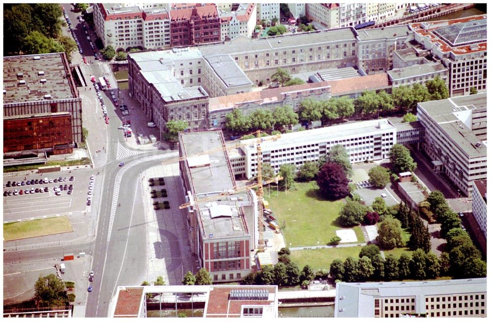 Luftbild Berlin - Mitte - Umbau des Staatsratsgebäudes der DDR und provisorischen Bundeskanzleramtes zum esmt Campus, einer Eliteuniversität