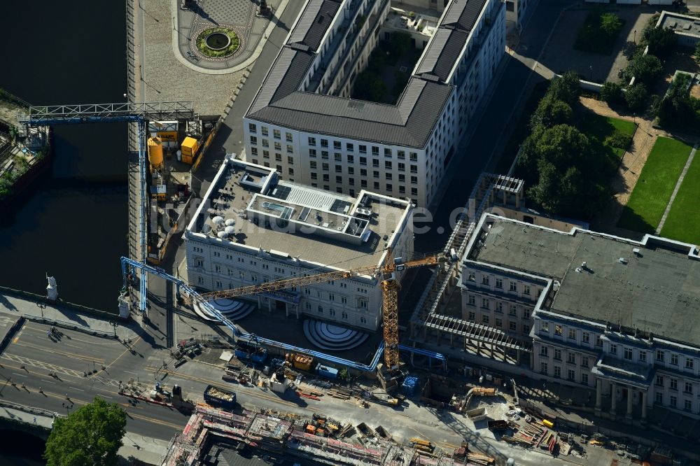 Berlin von oben - Umbau der Straßenführung der bekannten Flaniermeile und Einkaufsstraße Unter den Linden im Ortsteil Mitte in Berlin, Deutschland