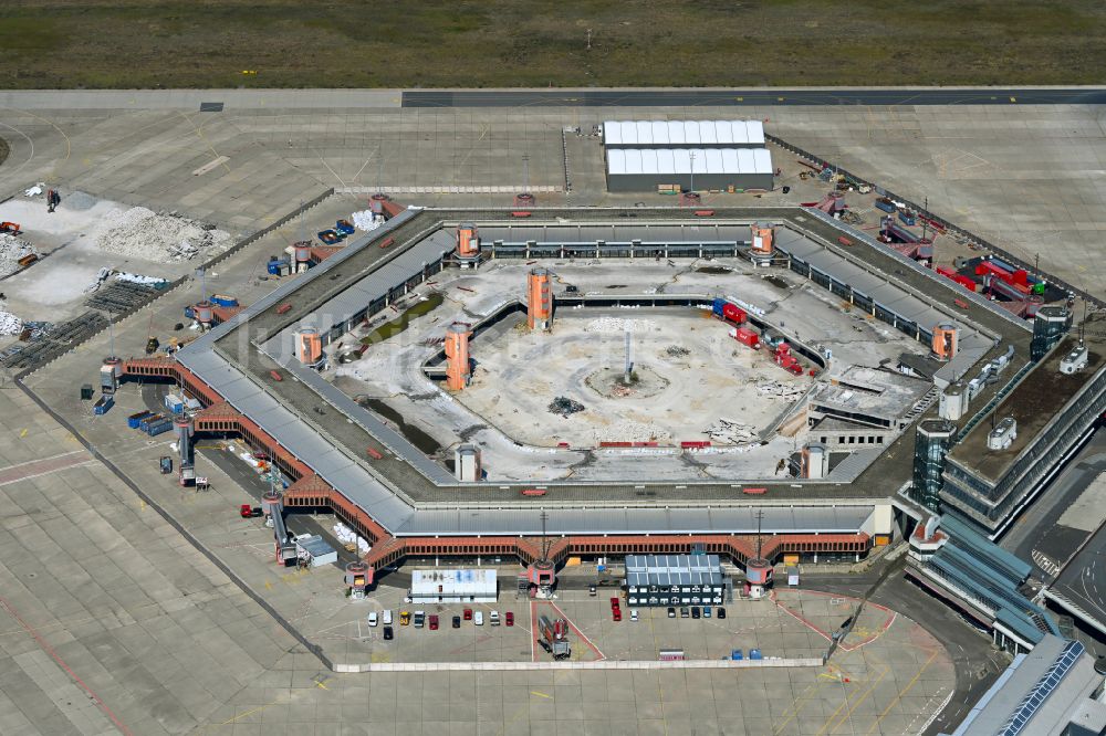 Berlin aus der Vogelperspektive: Umbau Terminal auf dem Gelände des ehemaligen Flughafen im Ortsteil Tegel in Berlin, Deutschland