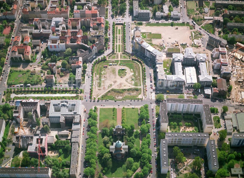 Berlin von oben - Umbauarbeiten auf dem ehemaligen Grenzstreifen / Mauergelände befindlichen Engelbeckens vor der Michaelkirche in Berlin - Kreuzberg