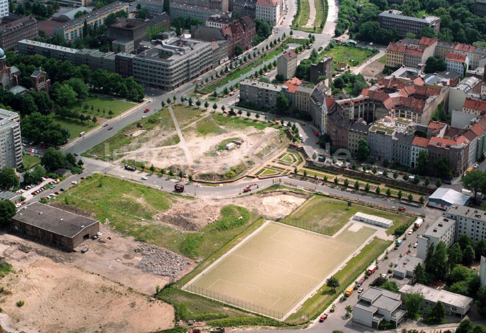 Luftbild Berlin - Umbauarbeiten auf dem ehemaligen Grenzstreifen / Mauergelände befindlichen Engelbeckens vor der Michaelkirche in Berlin - Kreuzberg