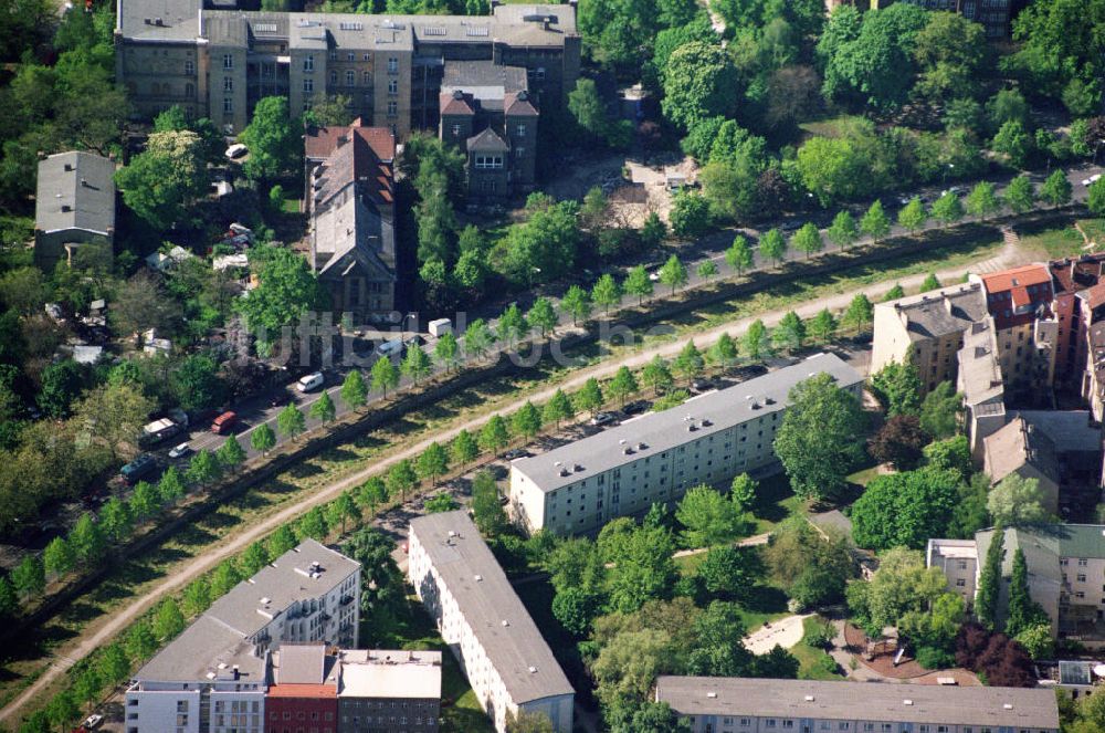 Luftaufnahme Berlin - Umbauarbeiten auf dem ehemaligen Grenzstreifen / Mauergelände befindlichen Engelbeckens vor der Michaelkirche in Berlin - Kreuzberg