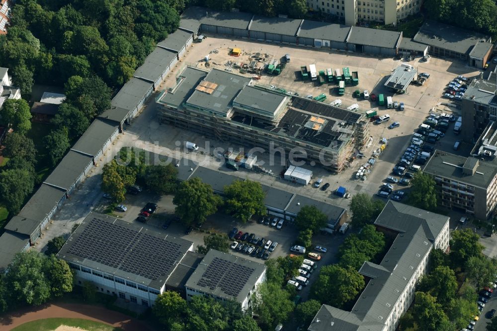 Luftaufnahme Berlin - Umbauarbeiten am Gebäudekomplex der Polizei Polizeidirektion 3 an der Kruppstraße in Berlin