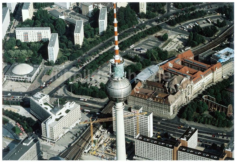 Luftaufnahme Berlin - Umbauarbeiten an den technischen Ebenen des Berliner Fernsehturmes am Alexanderplatz in Berlin - Mitte.