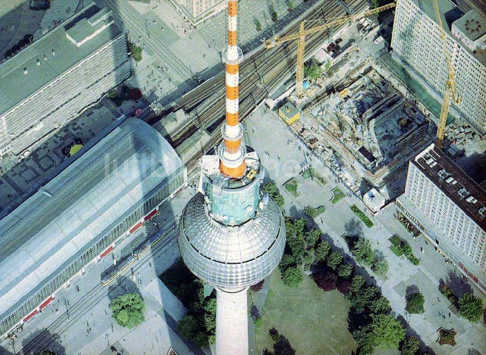 Berlin aus der Vogelperspektive: Umbauarbeiten an den technischen Ebenen des Berliner Fernsehturmes am Alexanderplatz in Berlin - Mitte.