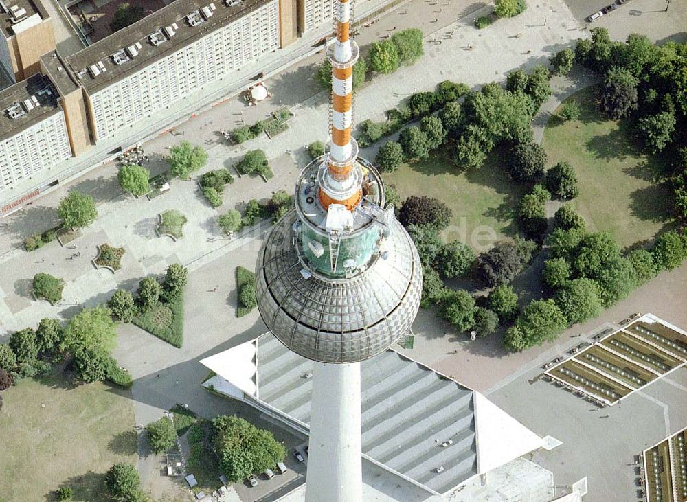 Luftbild Berlin - Umbauarbeiten an den technischen Ebenen des Berliner Fernsehturmes am Alexanderplatz in Berlin - Mitte.