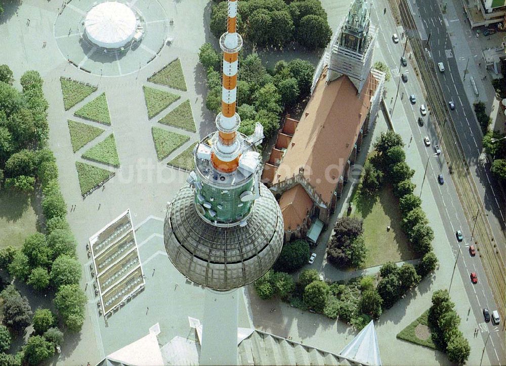 Luftaufnahme Berlin - Umbauarbeiten an den technischen Ebenen des Berliner Fernsehturmes am Alexanderplatz in Berlin - Mitte.