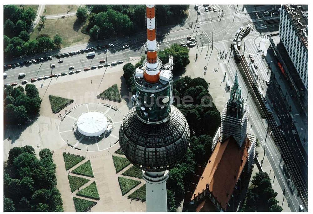 Berlin von oben - Umbauarbeiten an den technischen Ebenen des Berliner Fernsehturmes am Alexanderplatz in Berlin - Mitte.