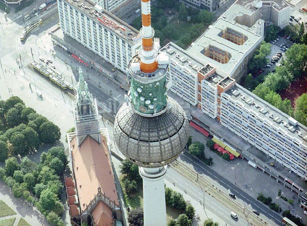 Berlin aus der Vogelperspektive: Umbauarbeiten an den technischen Ebenen des Berliner Fernsehturmes am Alexanderplatz in Berlin - Mitte.