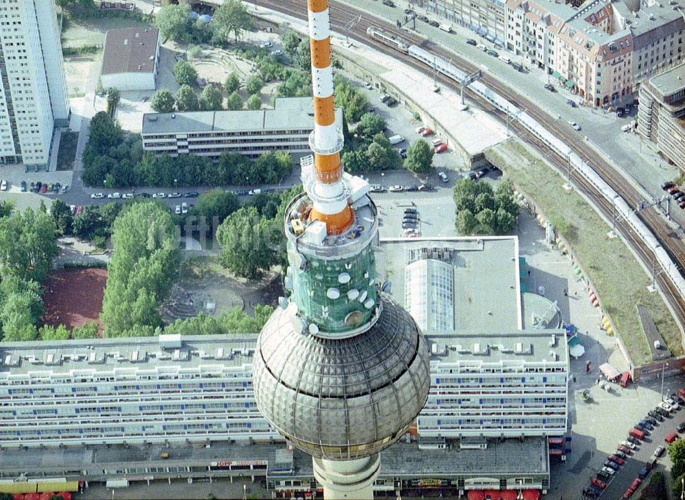 Luftbild Berlin - Umbauarbeiten an den technischen Ebenen des Berliner Fernsehturmes am Alexanderplatz in Berlin - Mitte.