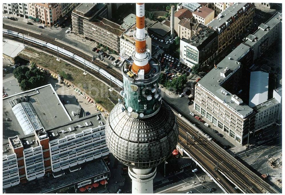 Luftaufnahme Berlin - Umbauarbeiten an den technischen Ebenen des Berliner Fernsehturmes am Alexanderplatz in Berlin - Mitte.