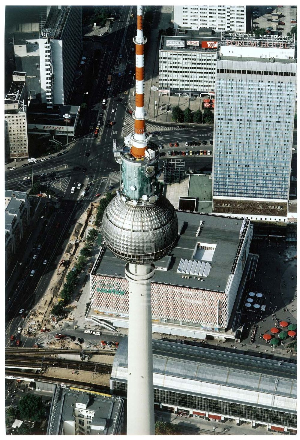 Berlin von oben - Umbauarbeiten an den technischen Ebenen des Berliner Fernsehturmes am Alexanderplatz in Berlin - Mitte.