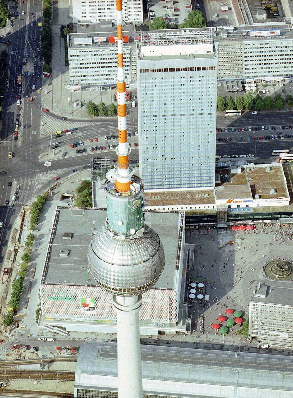 Berlin aus der Vogelperspektive: Umbauarbeiten an den technischen Ebenen des Berliner Fernsehturmes am Alexanderplatz in Berlin - Mitte.