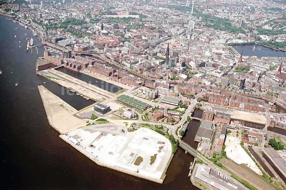 Hamburg aus der Vogelperspektive: Umbauflächen am Hafen und der Zollspeicherstadt. Datum: 30.05.2003