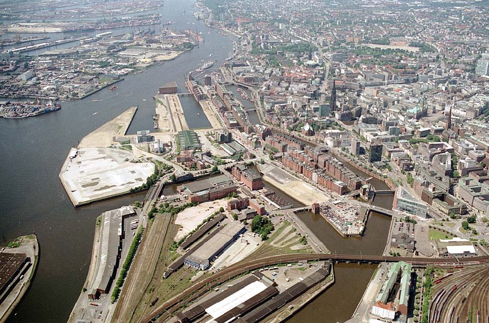 Luftaufnahme Hamburg - Umbauflächen am Hafen und der Zollspeicherstadt. Datum: 30.05.2003