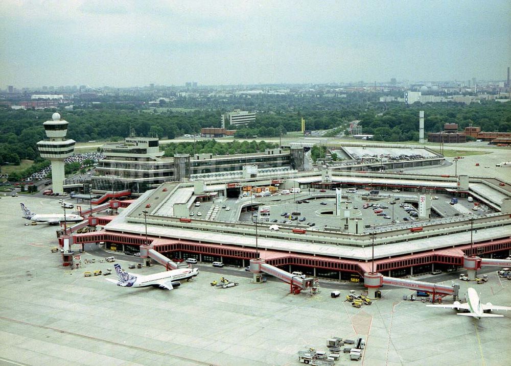 Luftbild Berlin-Tegel - Umbauten an der SLB am Flughafen TXL.