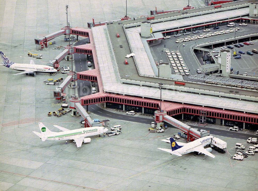 Luftaufnahme Berlin-Tegel - Umbauten an der SLB am Flughafen TXL.