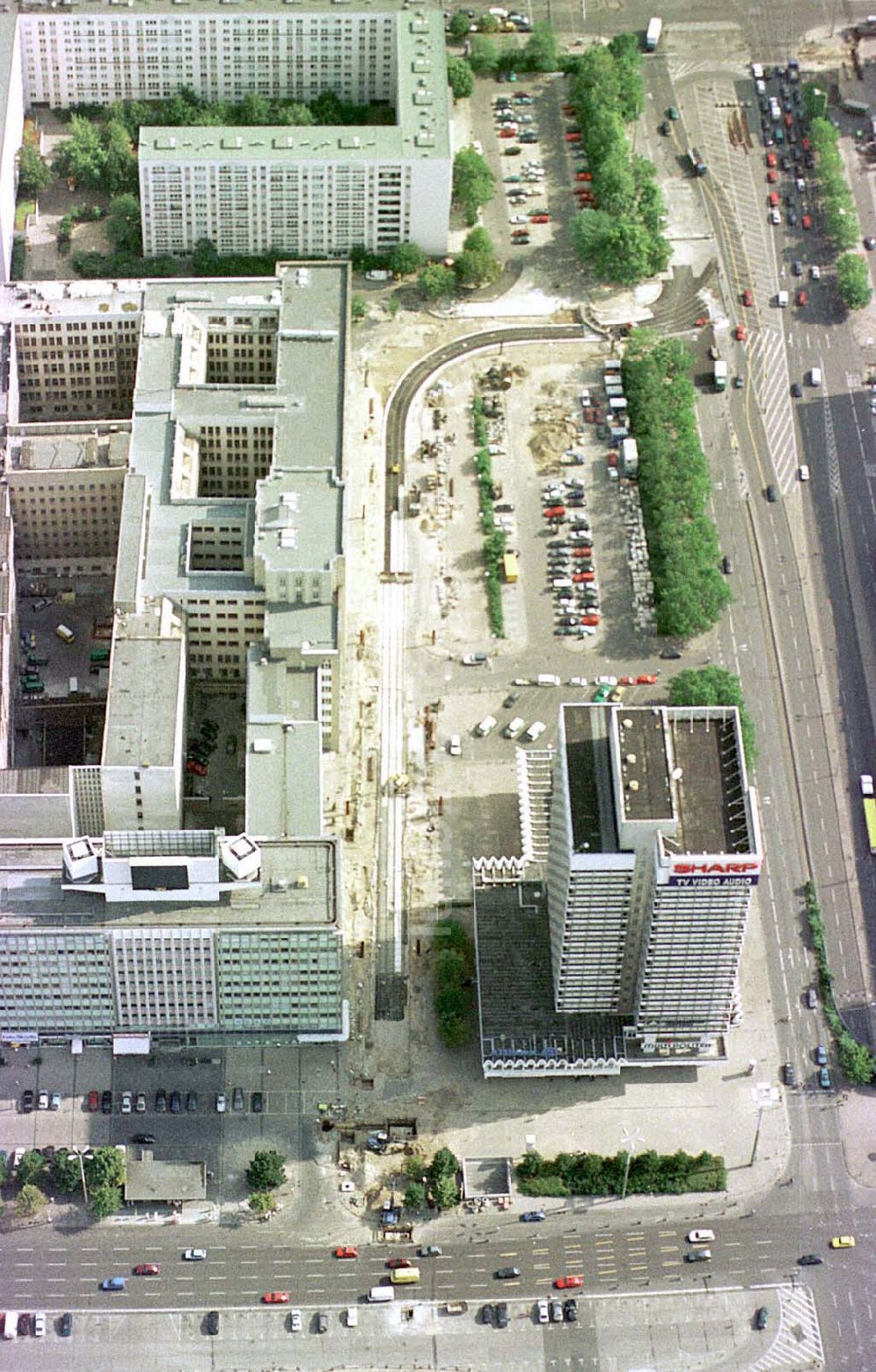 Luftaufnahme Berlin - Umgebauter Alexanderplatz nach der Straßenbahnschienenverlegung in Berlin-Mitte.