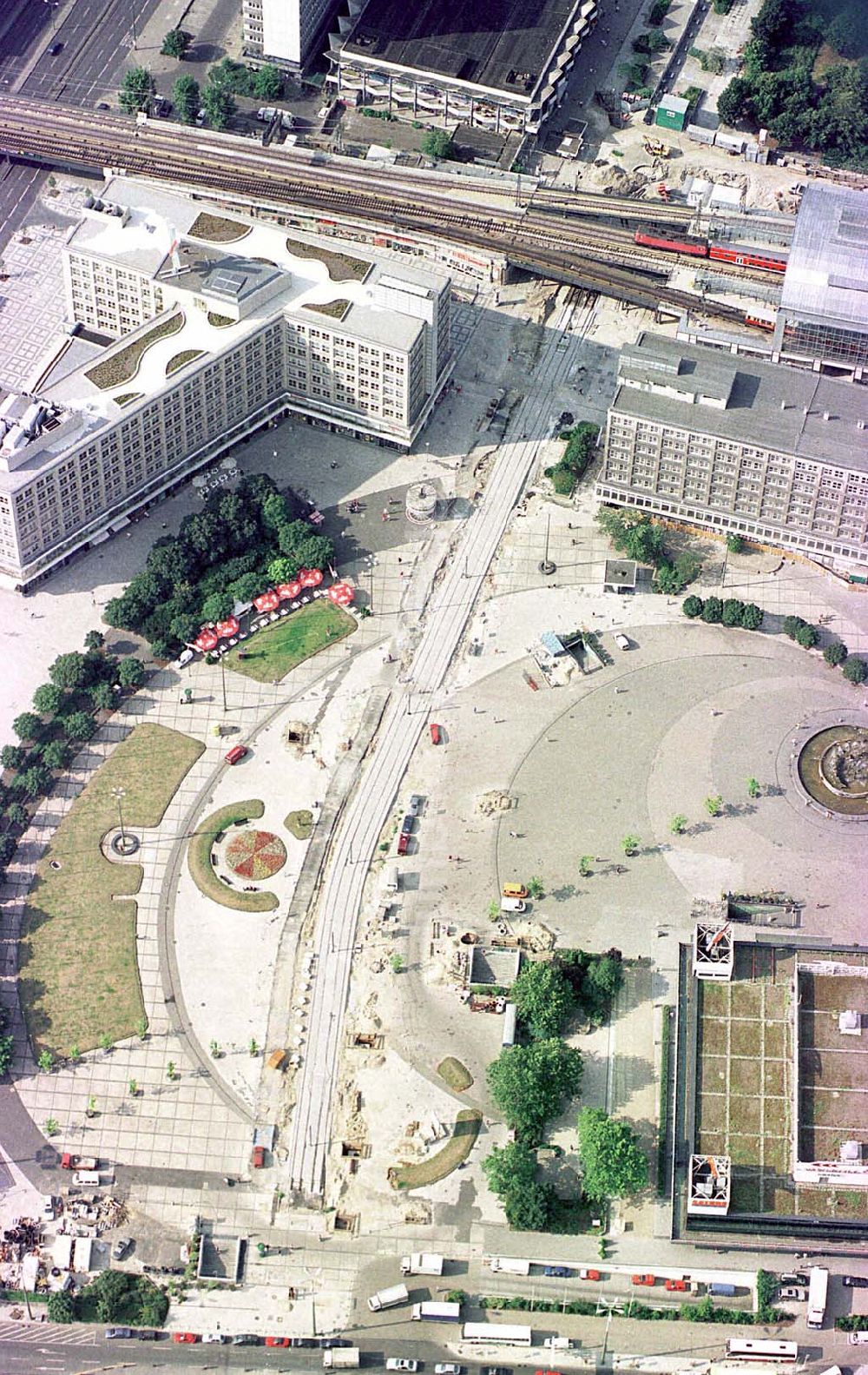 Berlin aus der Vogelperspektive: Umgebauter Alexanderplatz nach der Straßenbahnschienenverlegung in Berlin-Mitte.