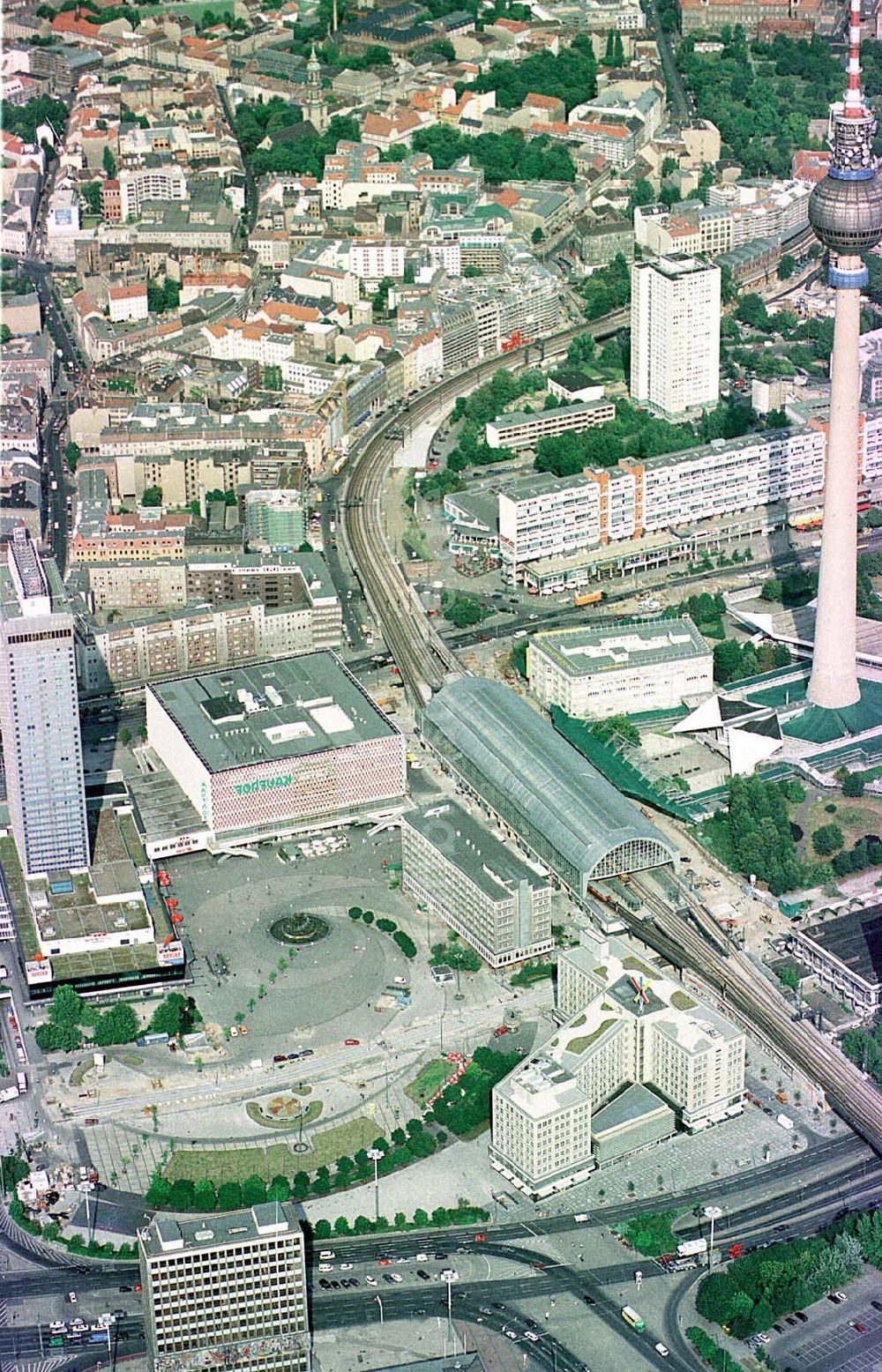 Luftaufnahme Berlin - Umgebauter Alexanderplatz nach der Straßenbahnschienenverlegung in Berlin-Mitte.