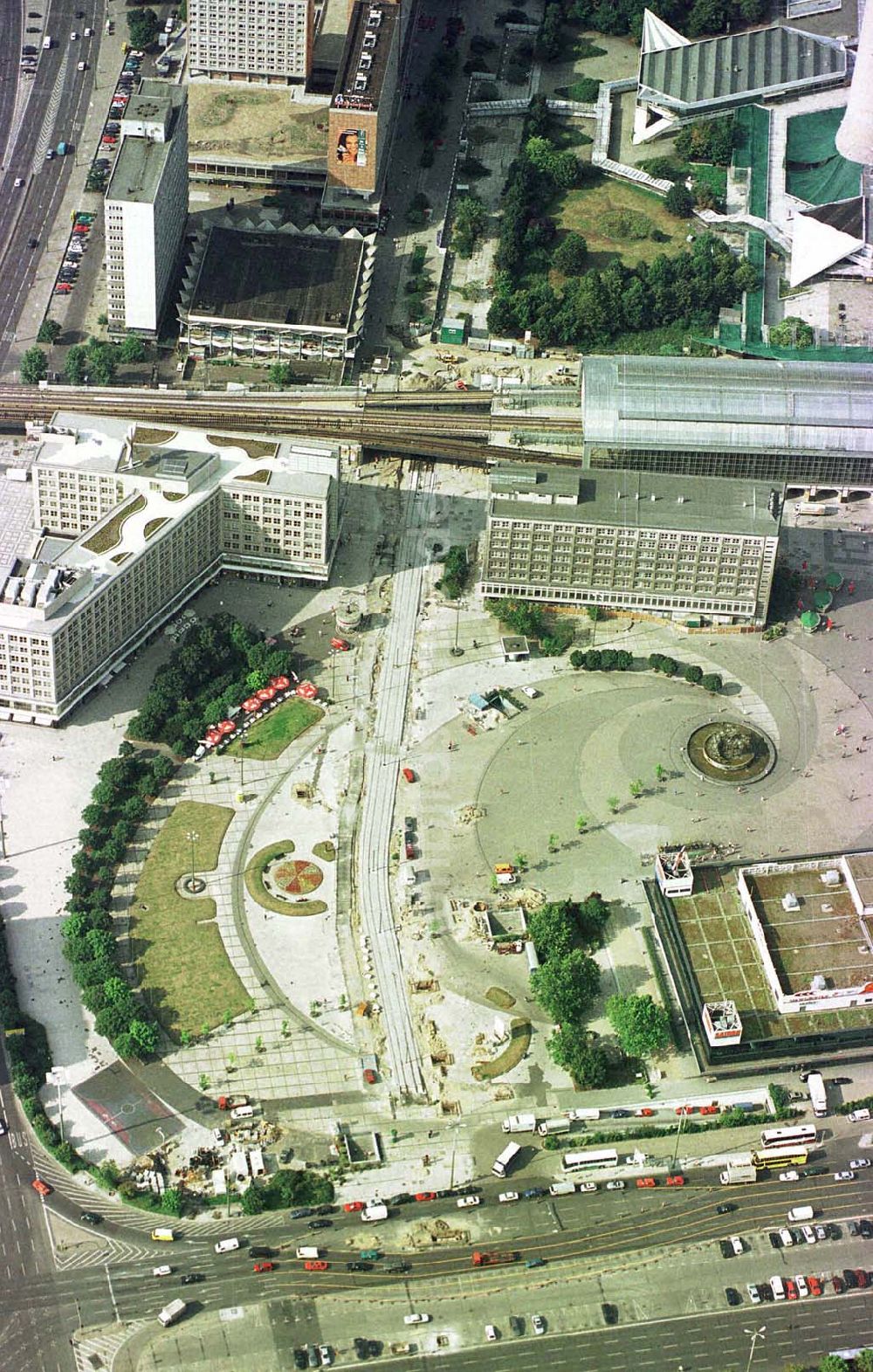 Luftbild Berlin - Umgebauter Alexanderplatz nach der Straßenbahnschienenverlegung in Berlin-Mitte.