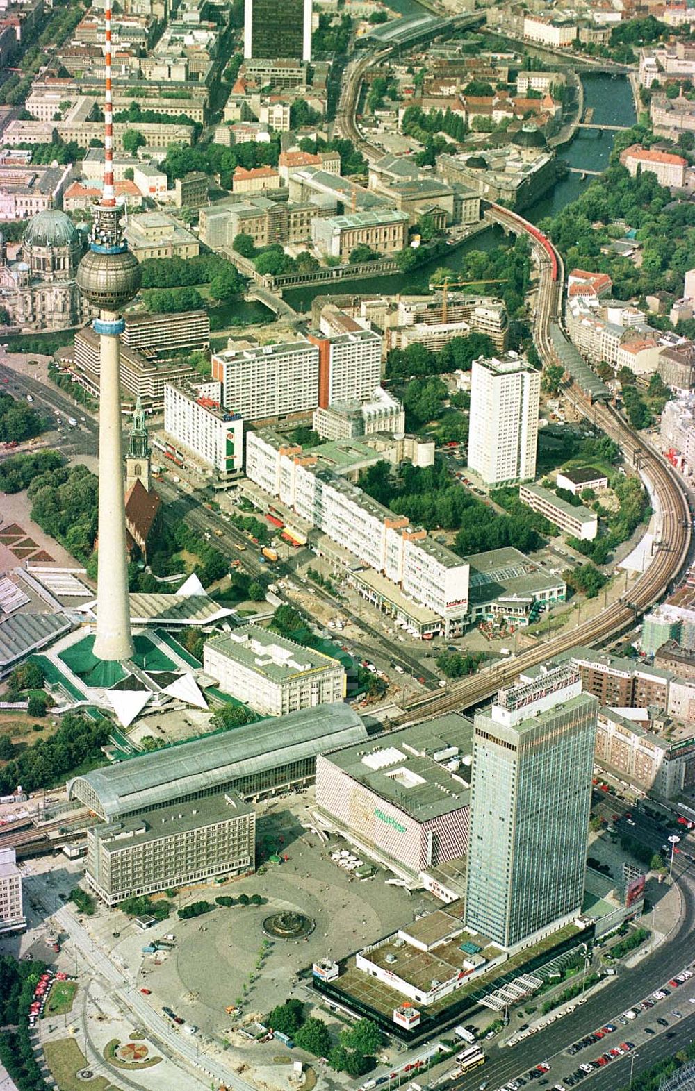 Berlin von oben - Umgebauter Alexanderplatz nach der Straßenbahnschienenverlegung in Berlin-Mitte.