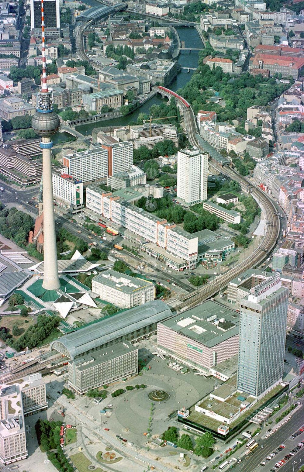 Berlin aus der Vogelperspektive: Umgebauter Alexanderplatz nach der Straßenbahnschienenverlegung in Berlin-Mitte.