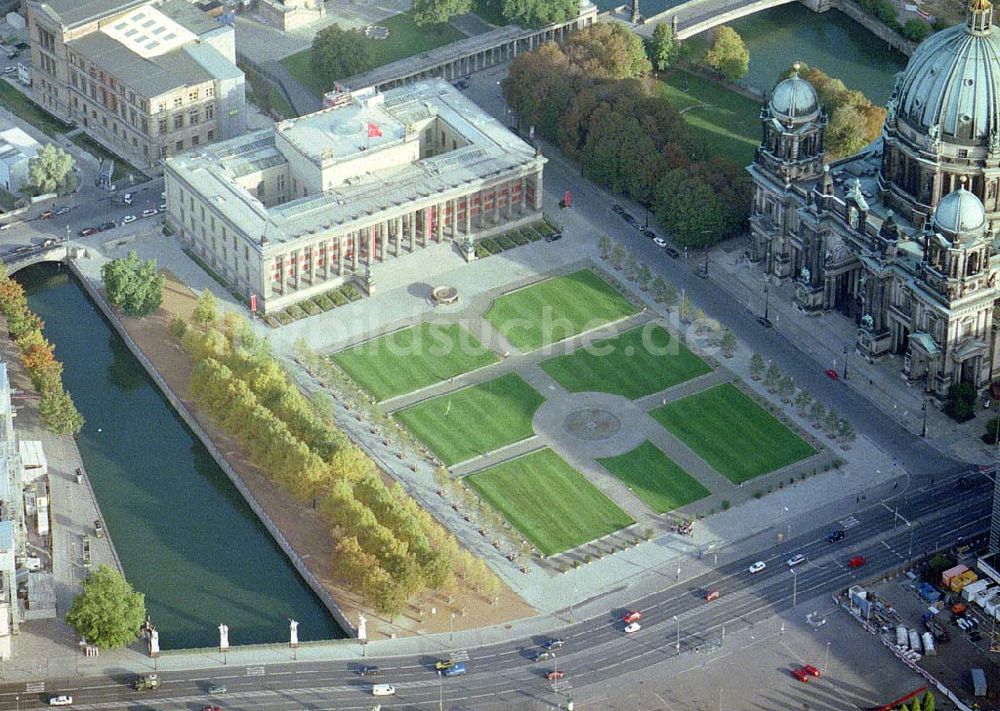 Luftaufnahme Berlin - Umgebauter Lustgarten am Berliner Dom in Berlin - Mitte.