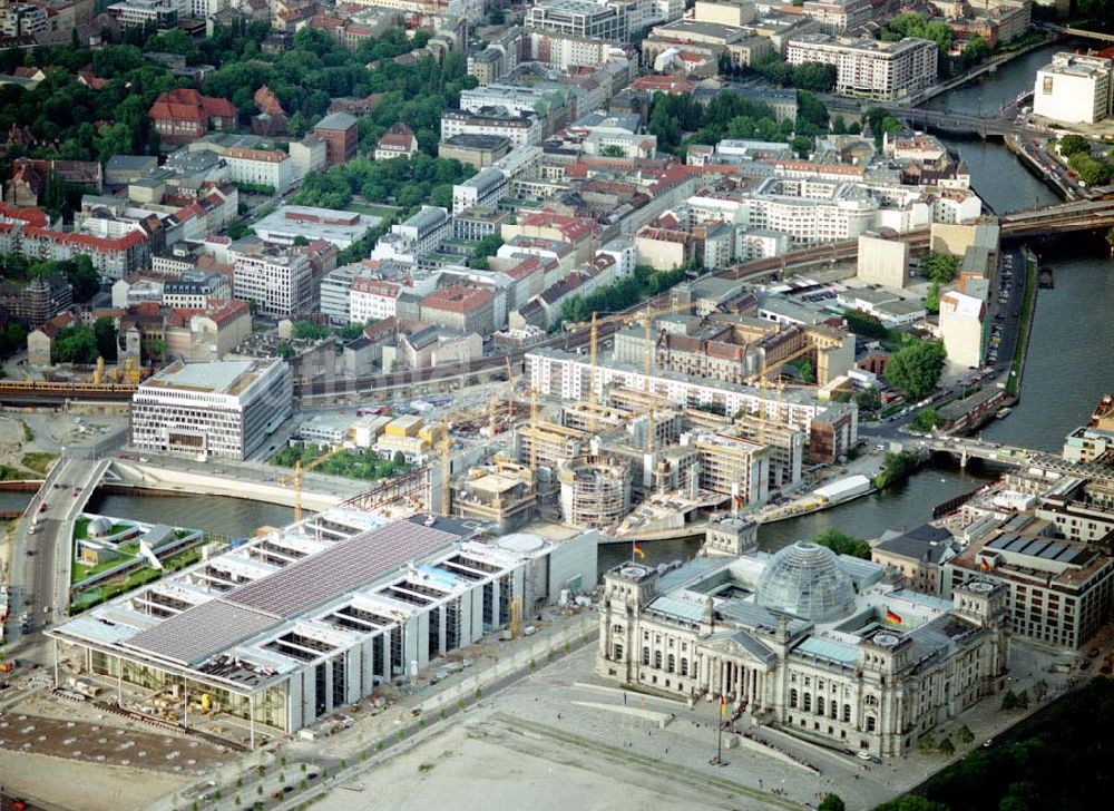 Berlin - Tiergarten / Mitte von oben - Umgebauter Reichstag mit Bundesbauten auf dem Spreebogen.