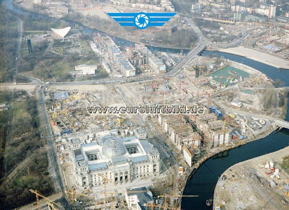 Berlin - Tiergarten von oben - Umgebauter Reichstag mit Spreebogen.