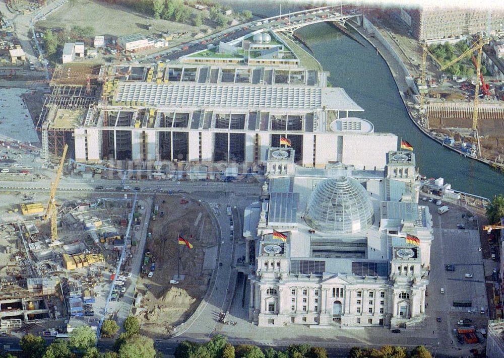 Berlin - Tiergarten von oben - Umgebauter Reichstag auf dem Spreebogen in Berlin - Tiergarten.