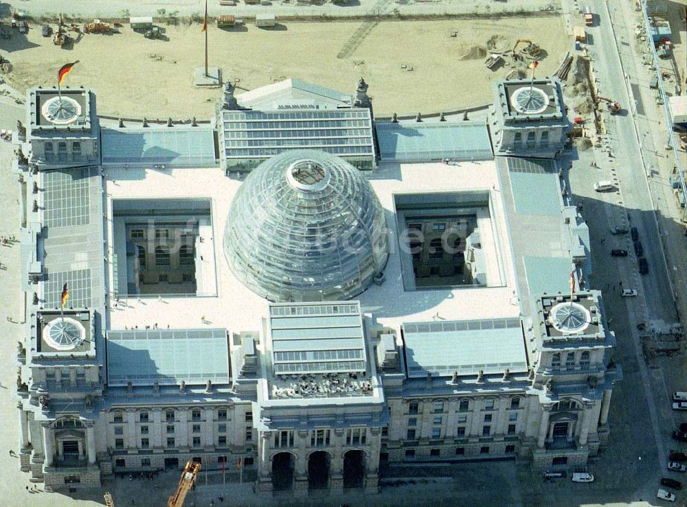 Berlin - Tiergarten aus der Vogelperspektive: Umgebauter Reichstag auf dem Spreebogen im Regierungsviertel.