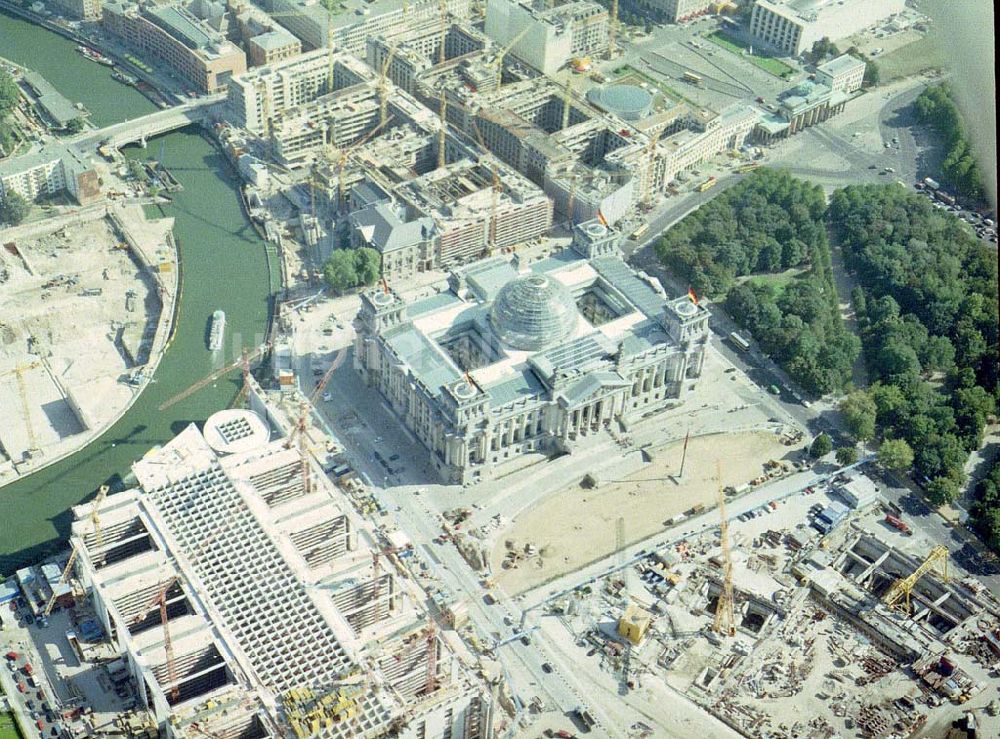 Luftbild Berlin - Tiergarten - Umgebauter Reichstag auf dem Spreebogen im Regierungsviertel.