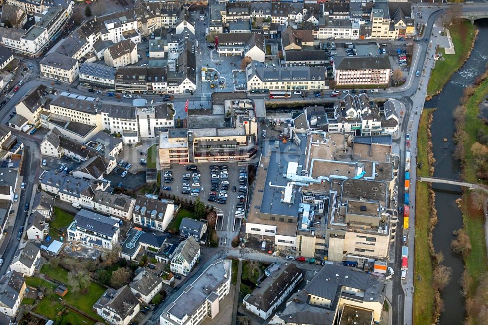 Meschede von oben - Umgebautes Einkaufszentrum am Winziger Platz in Meschede im Bundesland Nordrhein-Westfalen, Deutschland