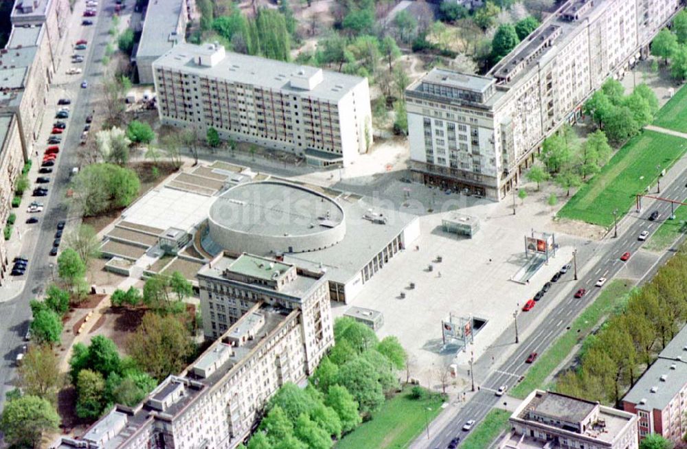 Luftaufnahme Berlin-Friedrichshain - Umgebautes Kino KOSMOS der Ufa-Filmtheater AG an der Karl-Marx-Allee in Berlin-Friedrichshain.