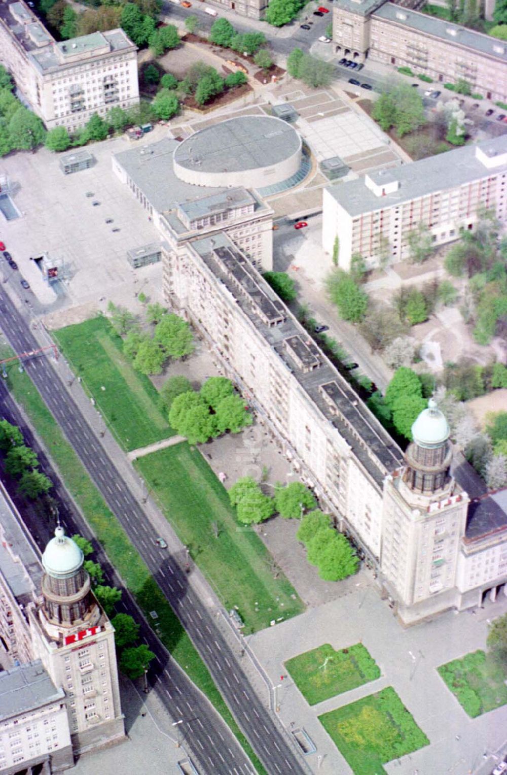 Luftbild Berlin-Friedrichshain - Umgebautes Kino KOSMOS der Ufa-Filmtheater AG an der Karl-Marx-Allee in Berlin-Friedrichshain.