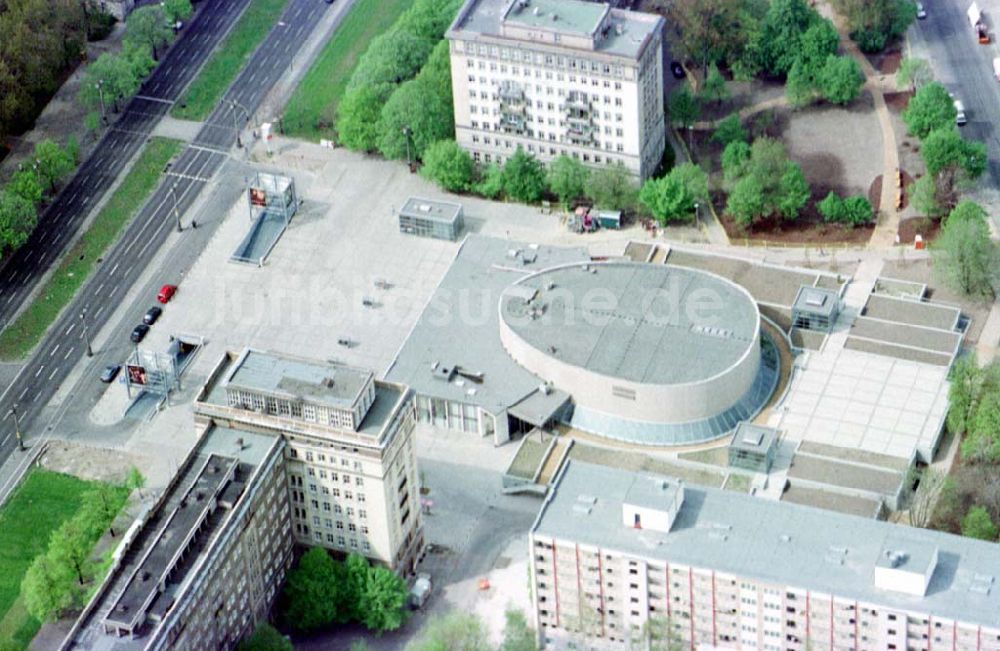 Luftaufnahme Berlin-Friedrichshain - Umgebautes Kino KOSMOS der Ufa-Filmtheater AG an der Karl-Marx-Allee in Berlin-Friedrichshain.