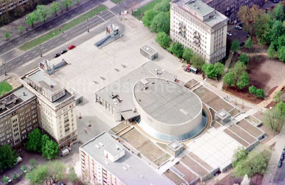 Berlin-Friedrichshain von oben - Umgebautes Kino KOSMOS der Ufa-Filmtheater AG an der Karl-Marx-Allee in Berlin-Friedrichshain.