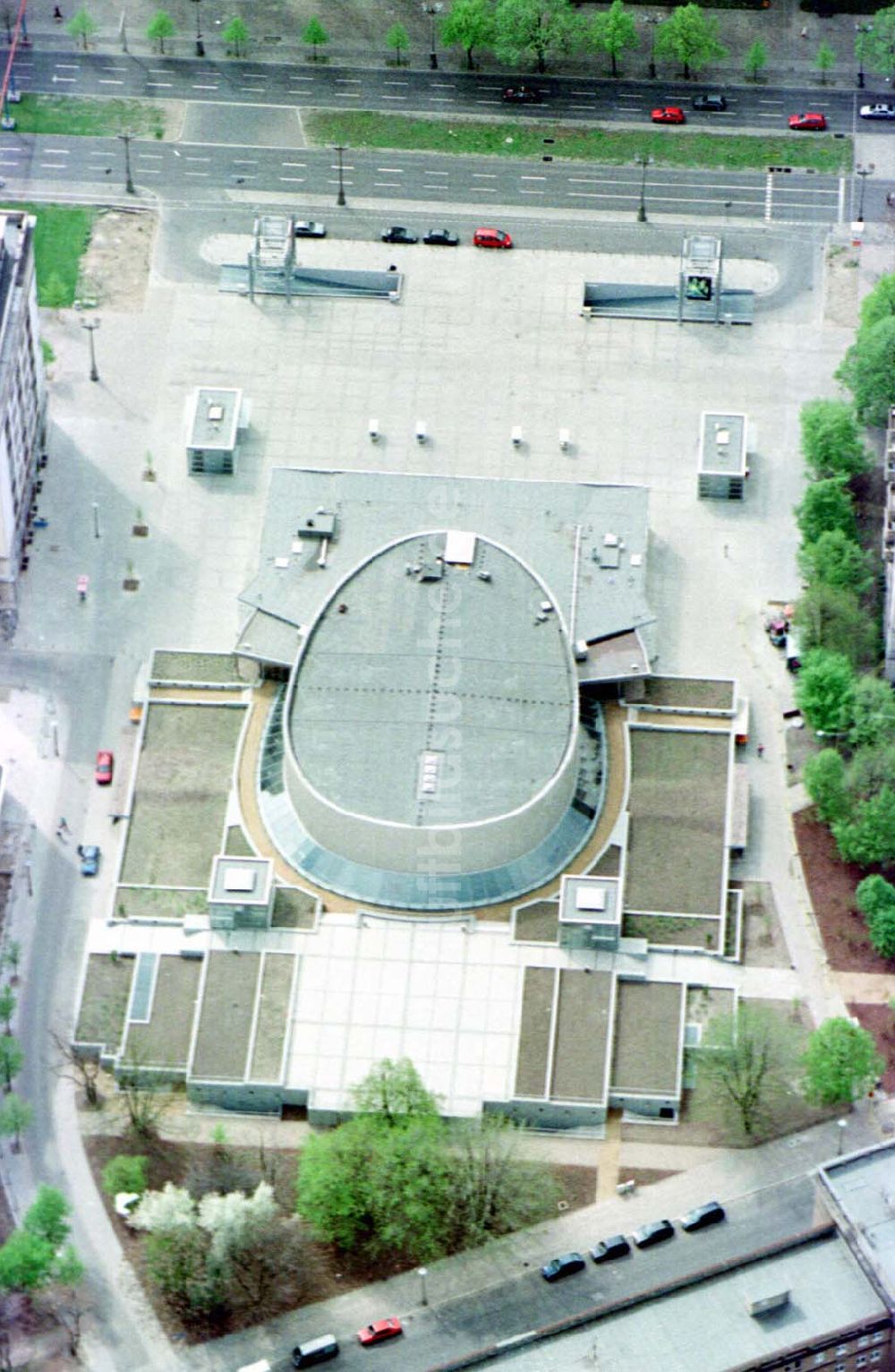 Berlin-Friedrichshain aus der Vogelperspektive: Umgebautes Kino KOSMOS der Ufa-Filmtheater AG an der Karl-Marx-Allee in Berlin-Friedrichshain.