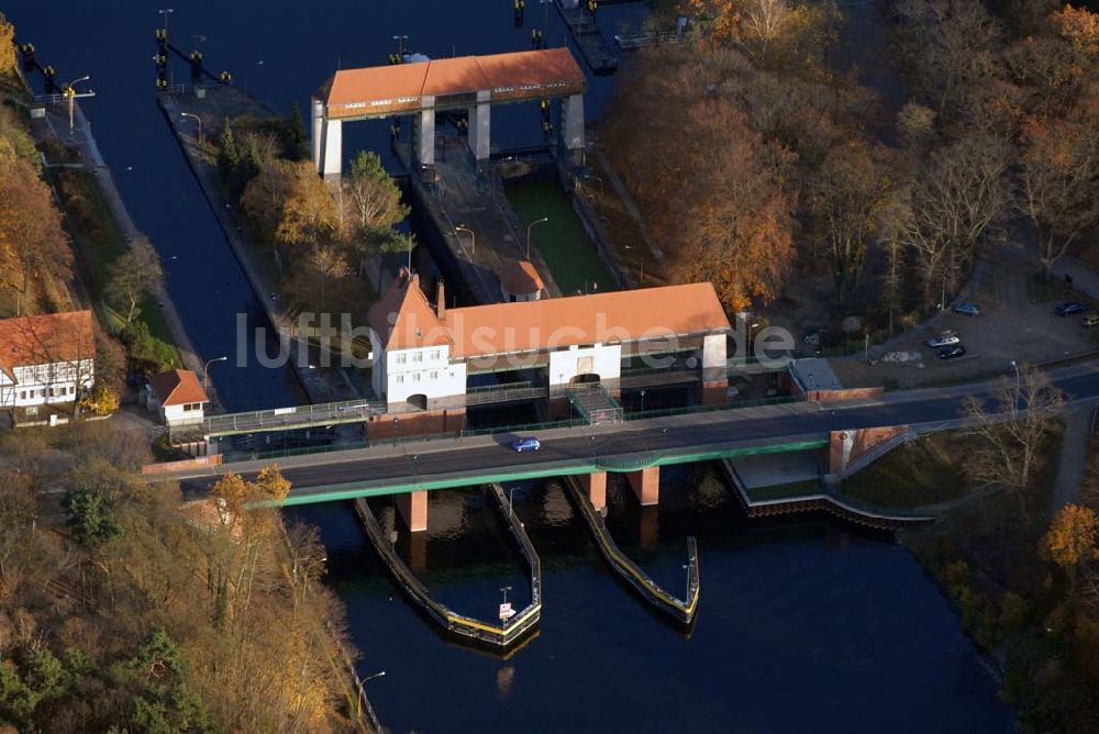 Luftaufnahme Kleinmachnow - Umgehungsbrücke an der Schleuse Klein Machnow