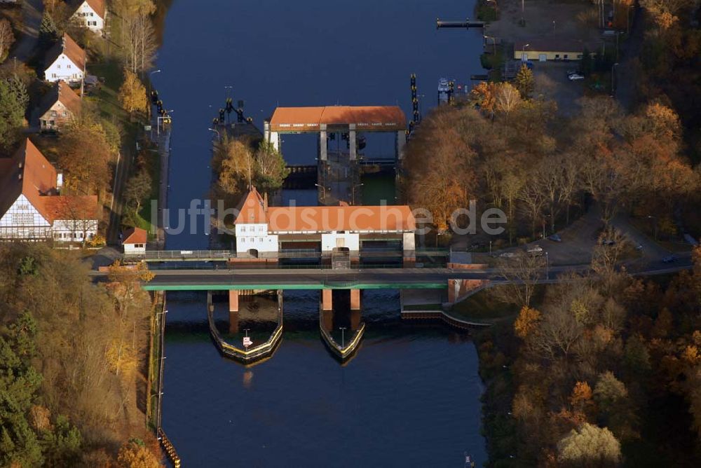 Kleinmachnow aus der Vogelperspektive: Umgehungsbrücke an der Schleuse Klein Machnow