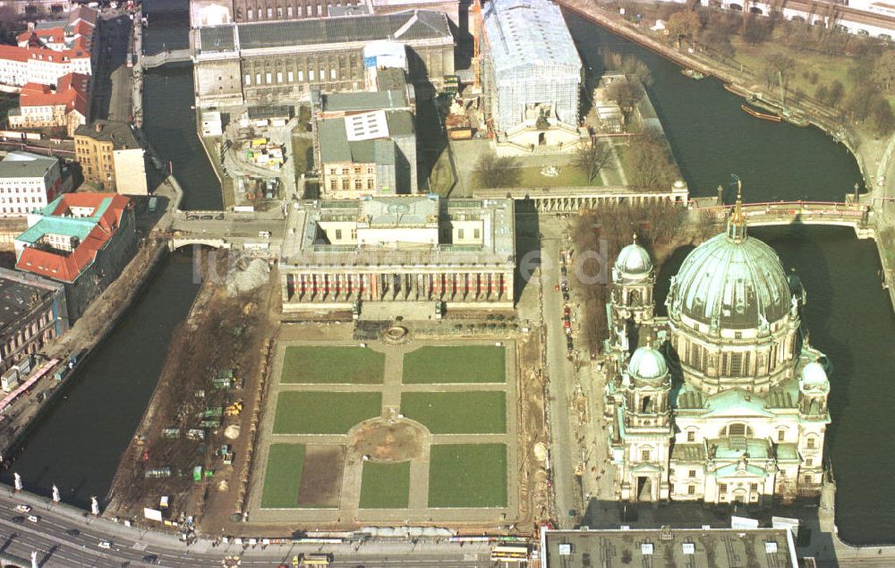 Luftaufnahme Berlin - Umgestalteter Lustgarten vor dem Berliner Dom in Berlin-Mitte.